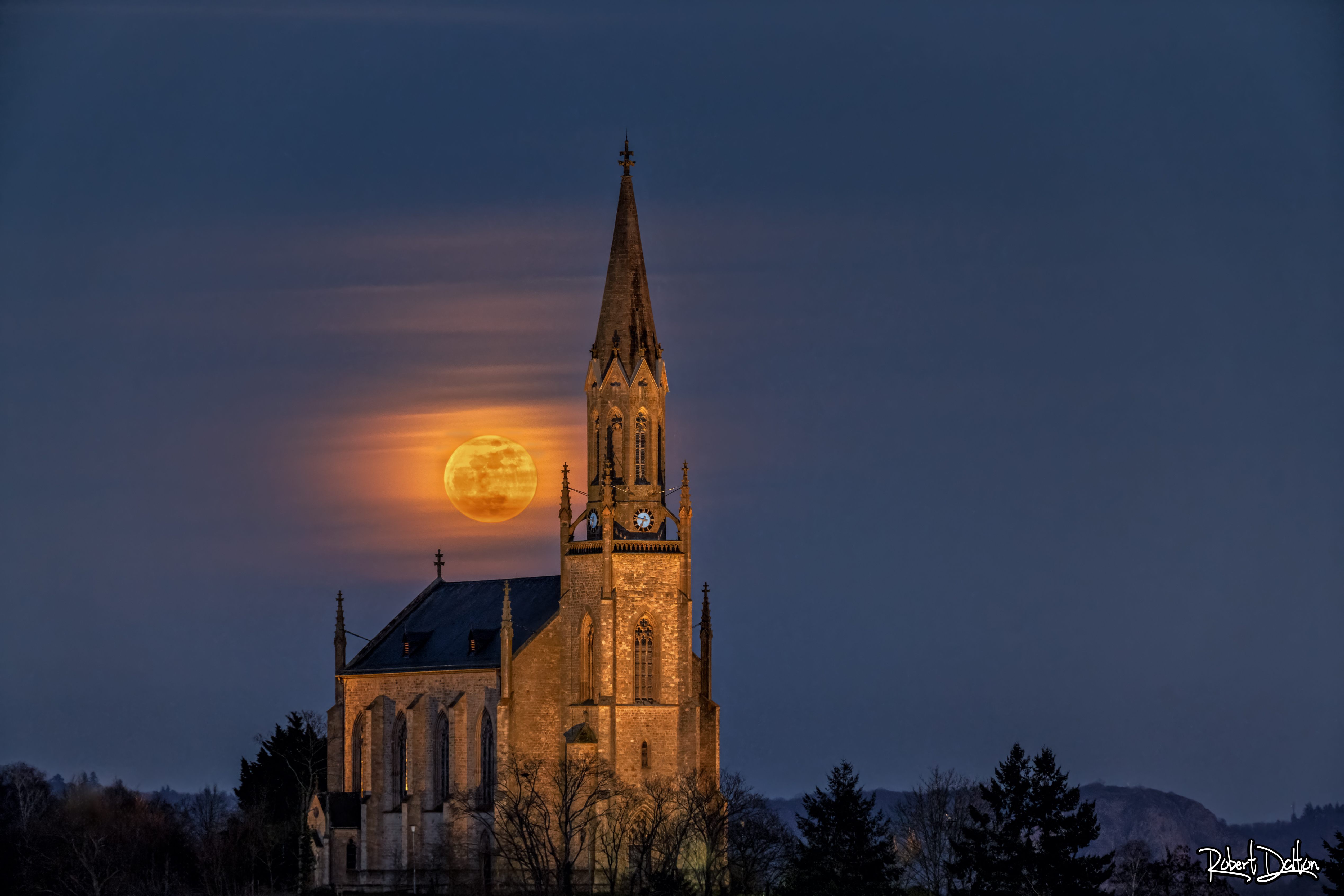 Kirche bei Mondaufgang