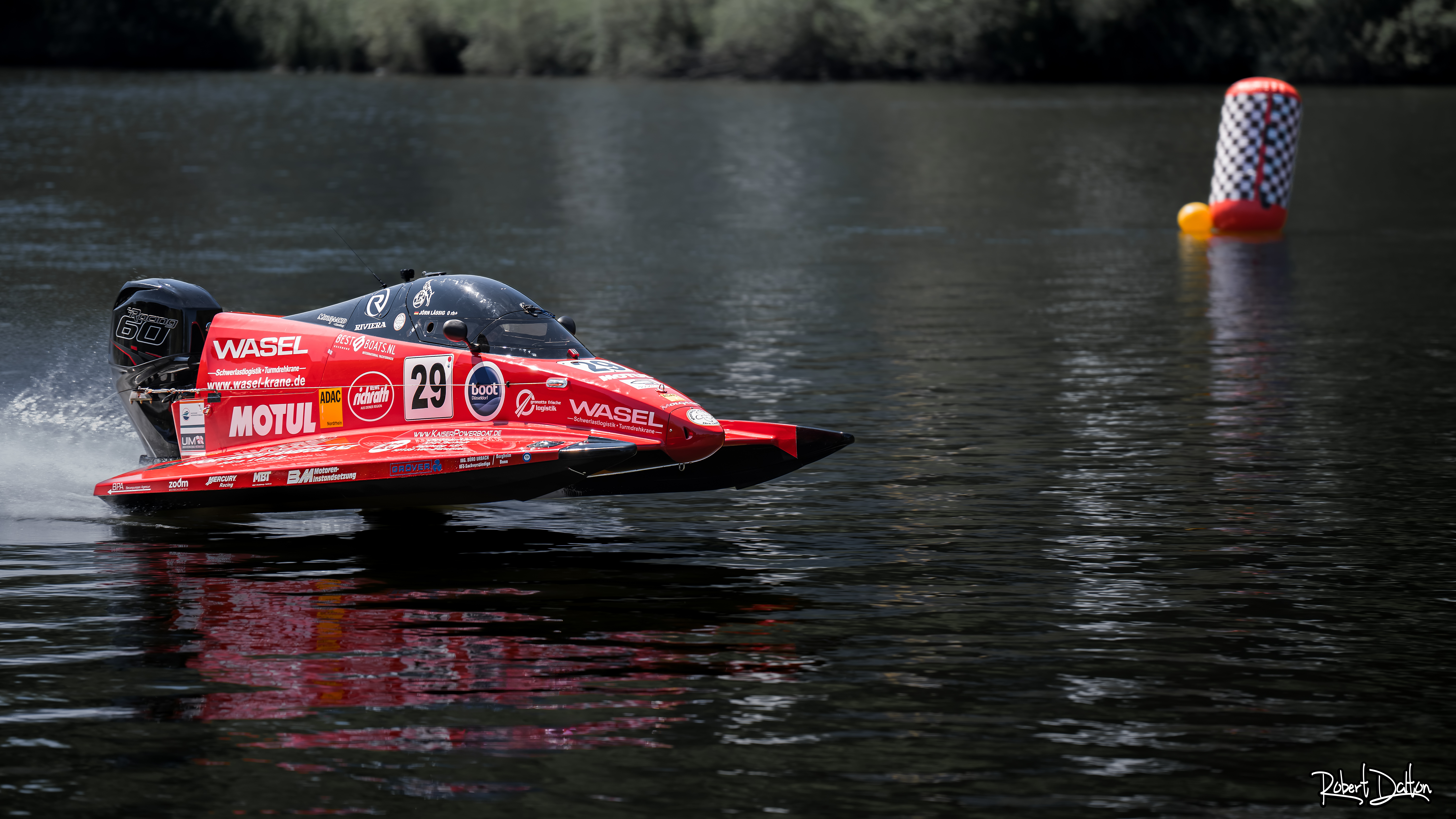 Rotes Rennboot
